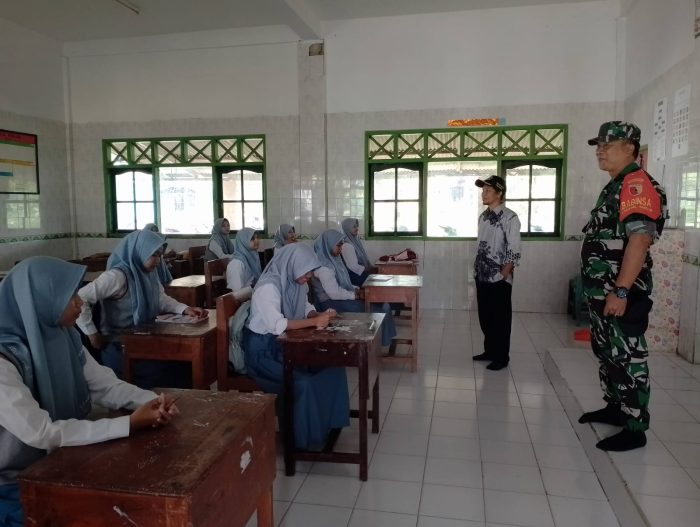 Cetak Generasi Muda yang Cerdas dan Nasionalis, Babinsa Tambak Beri Materi Wawasan Kebangsaan