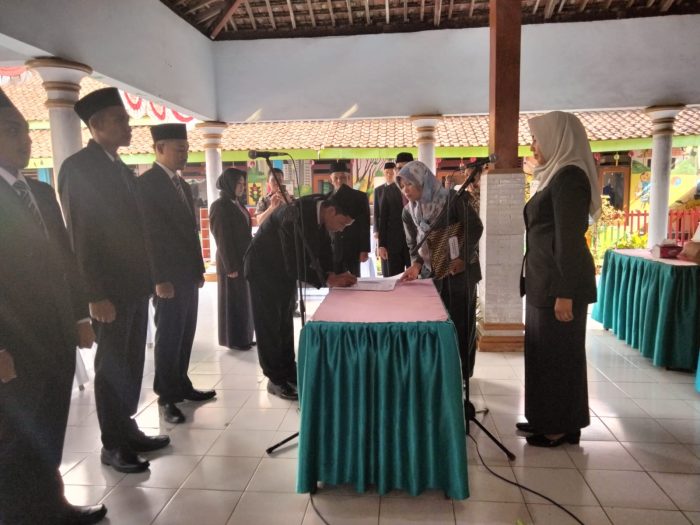 Lantik Perangkat Desa Koripan, Munggu dan Padas, Camat Bungkal Tekankan Pentingnya Layani Masyarakat