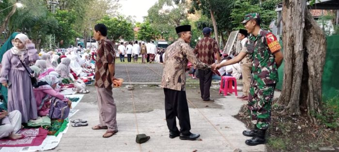 Babinsa Kelurahan Bubutan Lakukan Pemantauan Sholat Idul Fitri di Wilayah