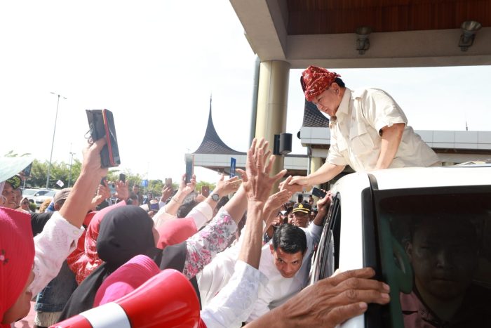Tiba di Sumbar Disambut Ribuan Orang, Seruan ‘Prabowo Presiden’ Menggema