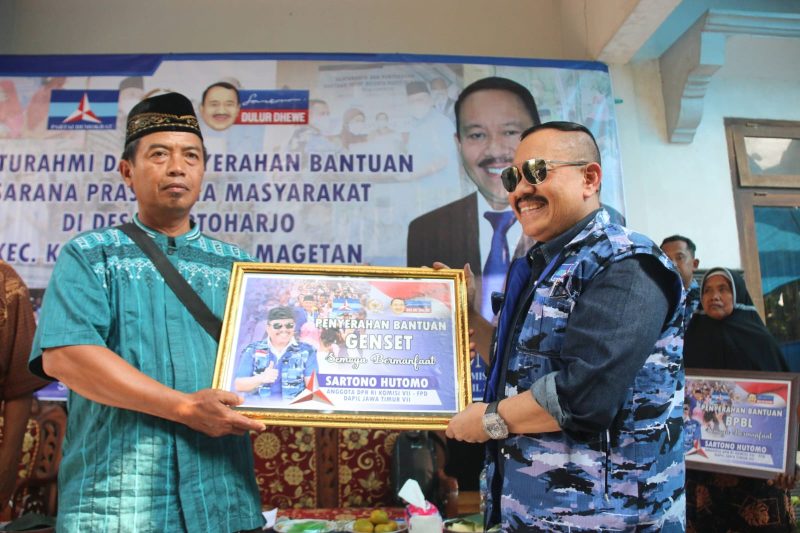 Sartono Serahkan Bantuan PJU Tenaga Surya Serta Gelar Pelatihan UMKM Untuk Wirausaha di Ponorogo