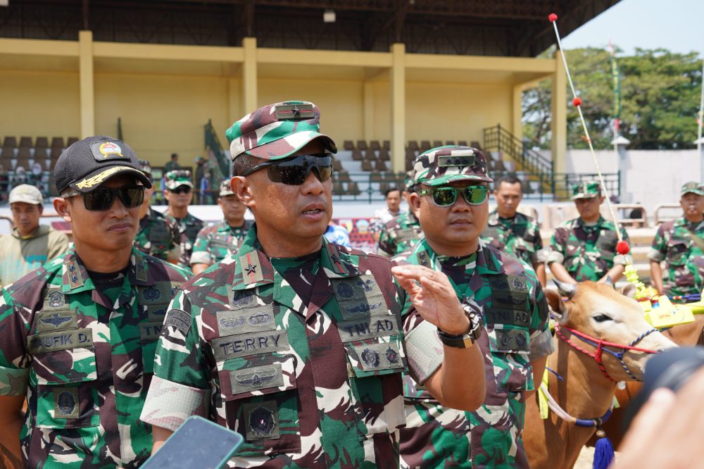 Danrem 084/BJ Meninjau Kesiapan Lomba Kerapan Sapi Piala Panglima TNI di Bangkalan