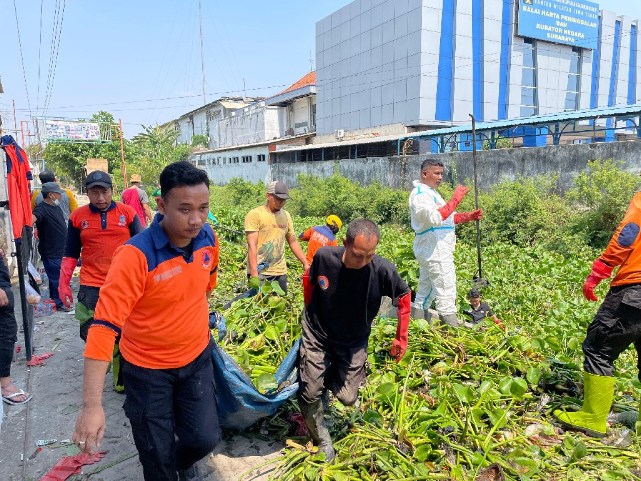 Gubernur Khofifah Lakukan Mitigasi Kesiapsiagaan Bencana Banjir Lewat Aksi Bersih-Bersih Sungai