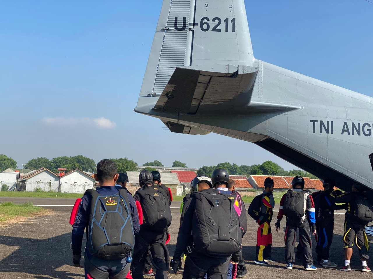 Pesud Casa NC 212-200 Aviocar Puspenerbal Dukung Latihan Terjun Denjaka di Cirebon
