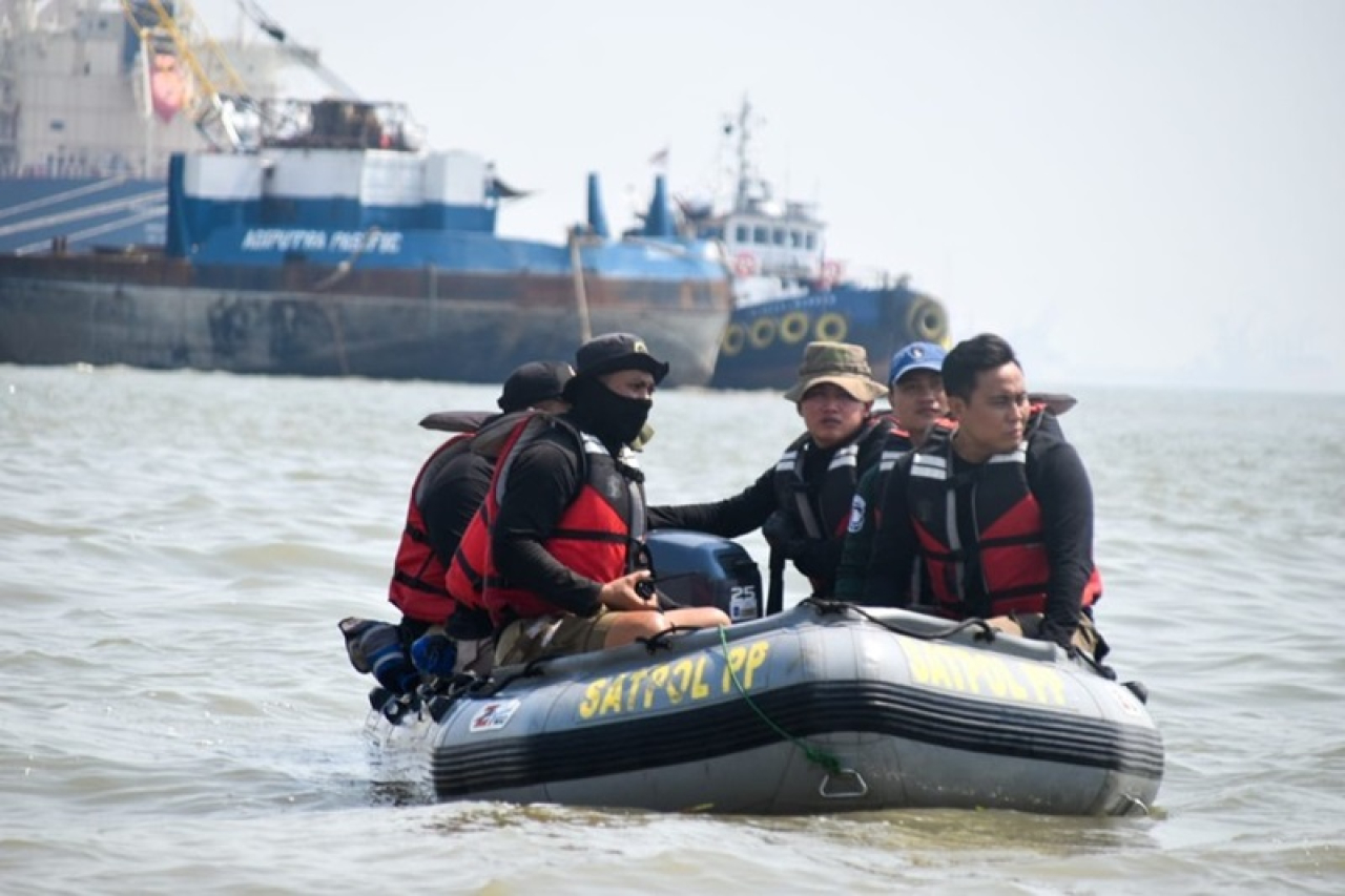 Satpol PP dan DKPP Surabaya Gencar lakukan Patroli laut untuk Awasi Penggunaan alat Tangkap Ikan