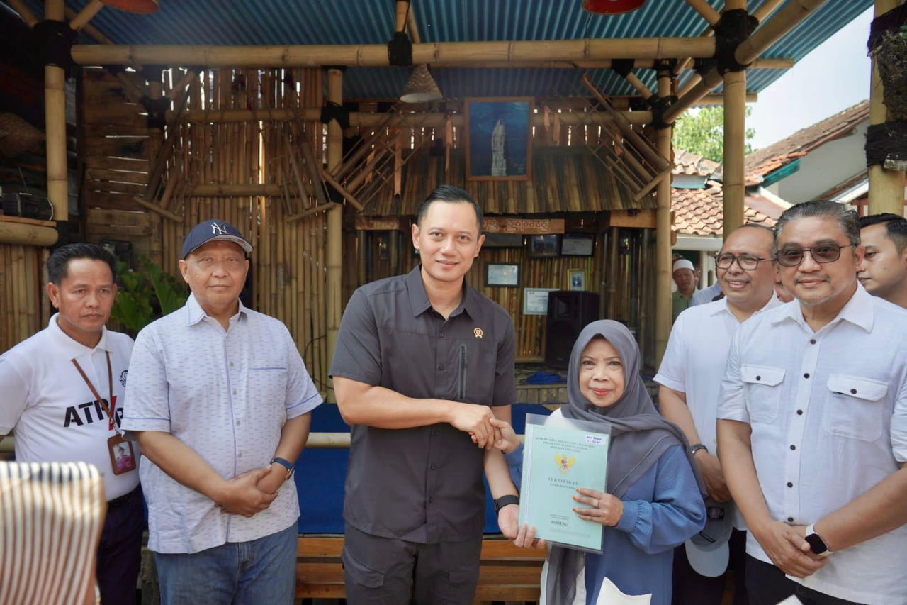 Menteri AHY Serahkan Sertipikat Tanah Door to Door ke Warga Bandung