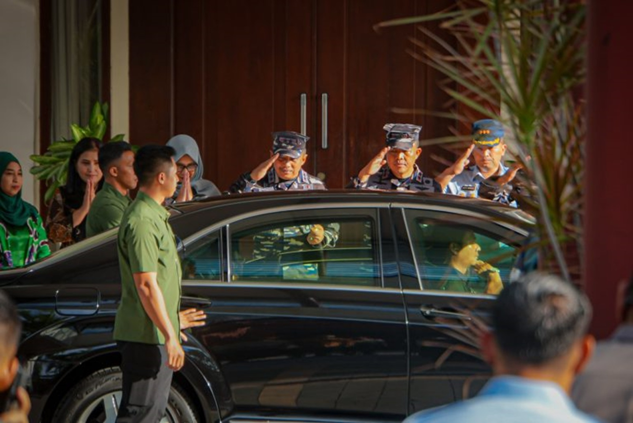 Bersama Forkompinda, Komandan Puapenerbal Sambut Kedatangan Wakil Presiden RI di Bandara Juanda