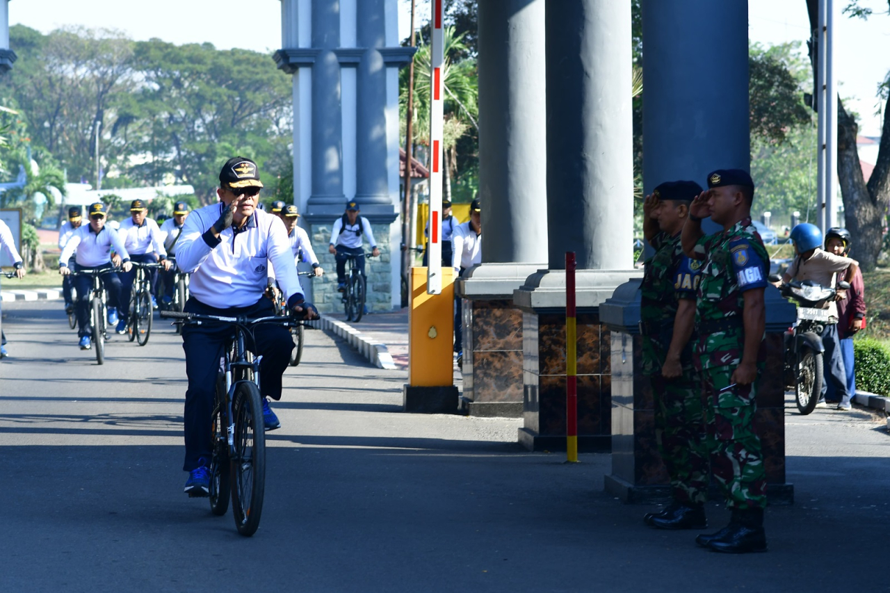 Nikmati Udara Pagi, Komandan dan PJU Puspenerbal Bersepeda Jelajahi Kawasan Juanda