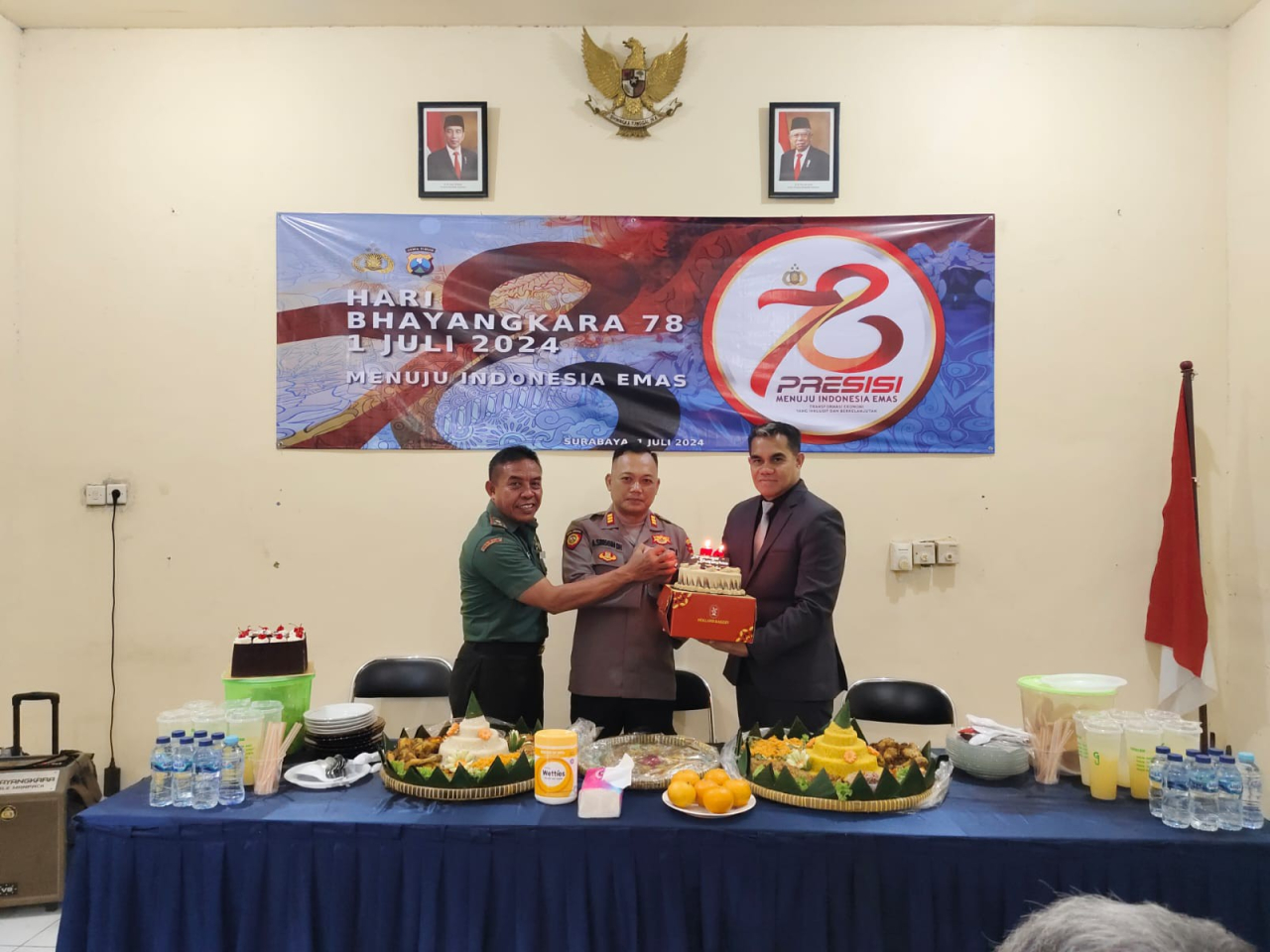 Sinergitas Forkopimcam Berikan Tumpeng di HUT Bhayangkara Ke-78