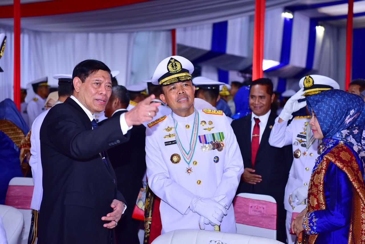 Danpuspenerbal Saksikan Sailing Pass, Fly Pass dan Demo Udara HUT ke79 TNI AL di Geladak KRI RJW 992