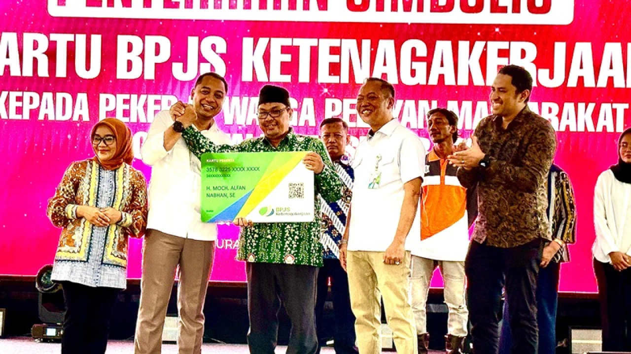  Pemkot Surabaya Serahkan Perlindungan Jaminan Sosial kepada 22.000 Pekerja Warga Pelayan Masyarakat
