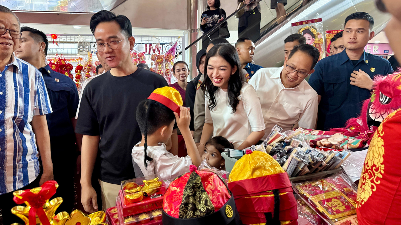 Wapres RI Gibran beserta Istrinya Selvi Ananda Rasakan Semarak Imlek di Pasar Atom Surabaya, Didampingi Pj. Gubernur Jatim. (Foto : Humas Pemprov/Istimewa)
