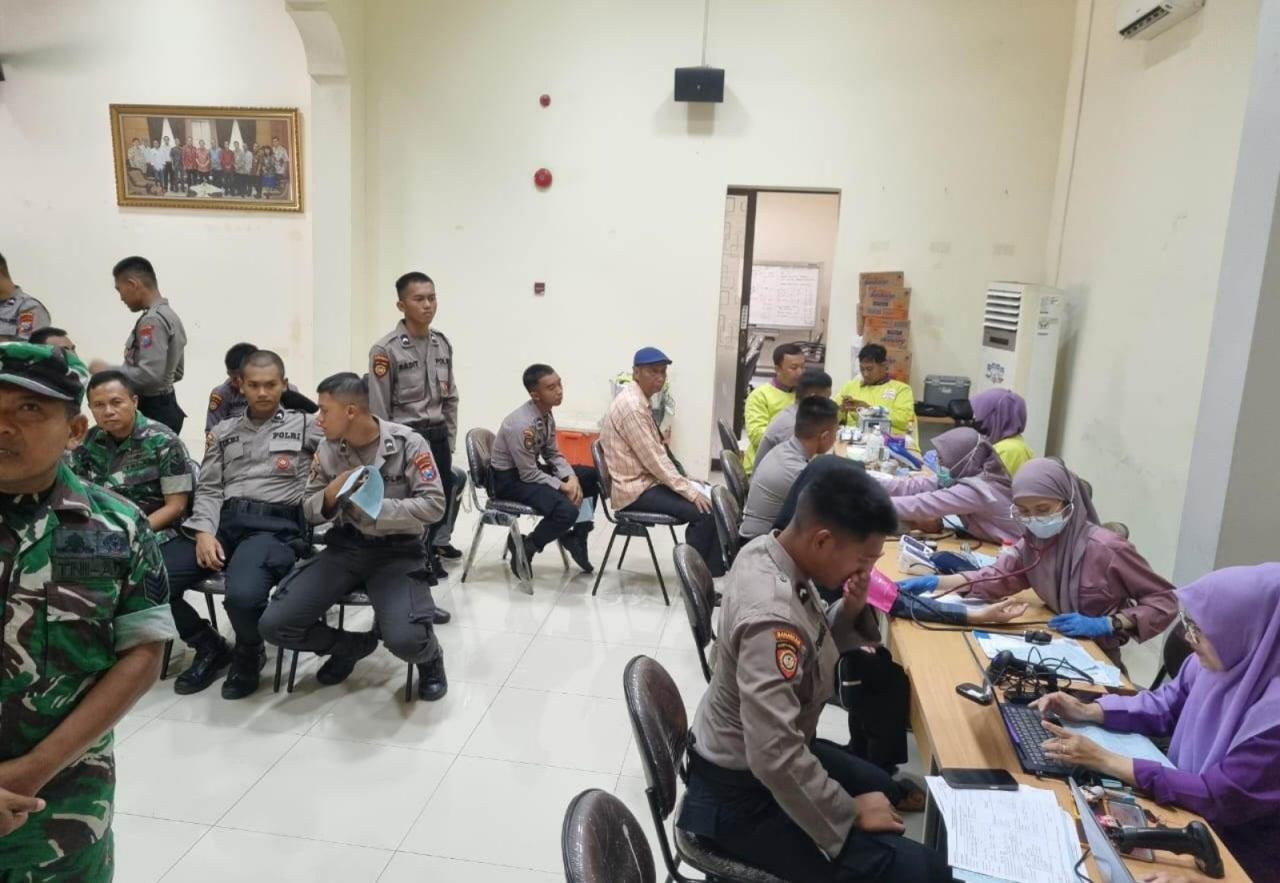 Puluhan Polisi dan TNI Ikuti Donor Darah PWI Jatim