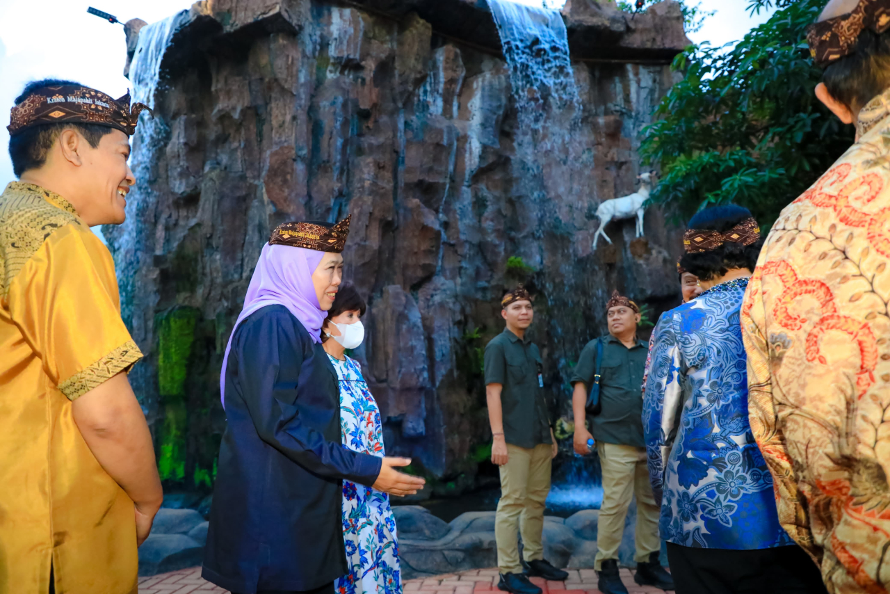 Gubernur Jawa Timur terpilih Khofifah Indar Parawansa mengunjungi Kraton Majapahit Jakarta