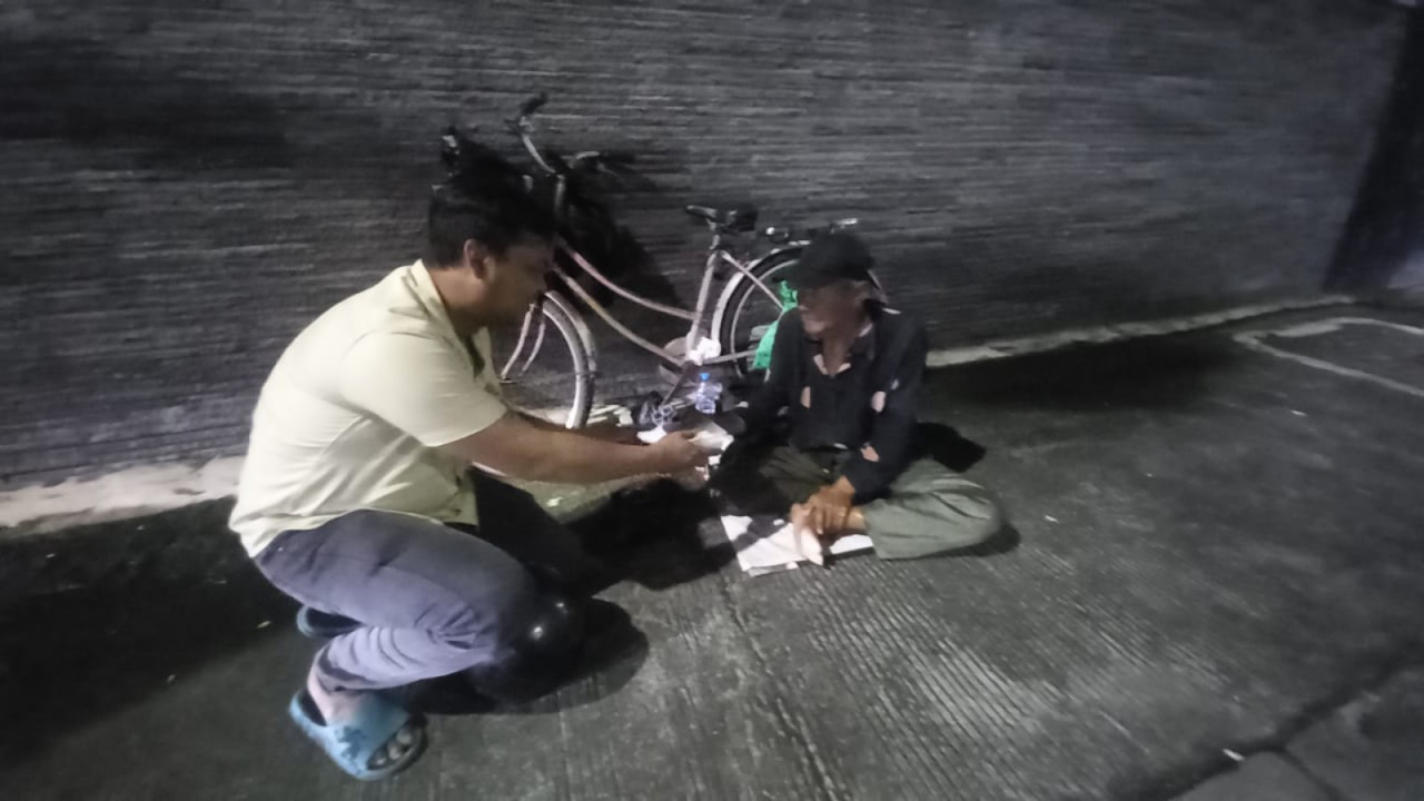 Aliansi Wartawan Surabaya Tebar Kebaikan dengan Sahur Gratis