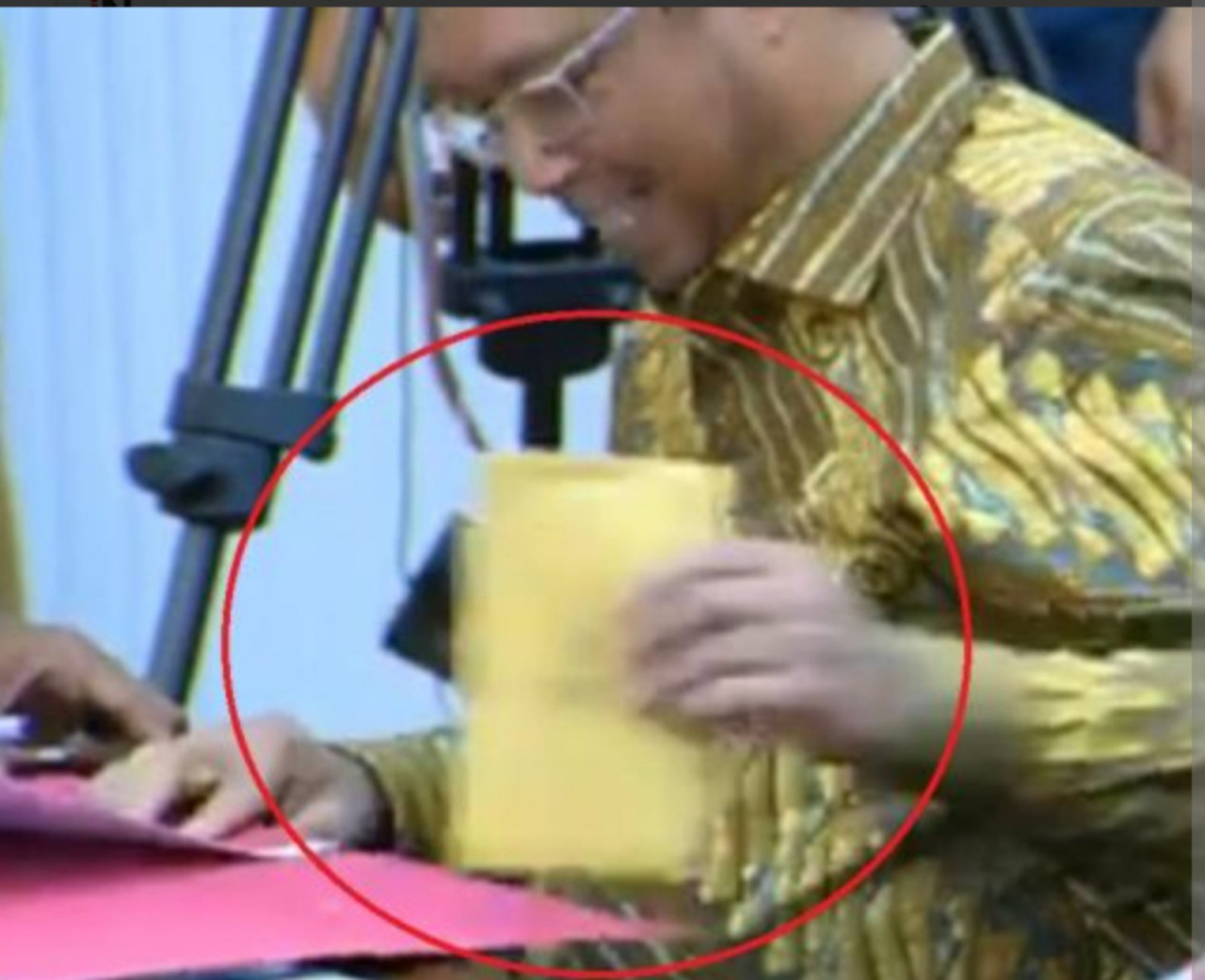 Viral! Anggota DPR Terima Amplop Cokelat di Rapat