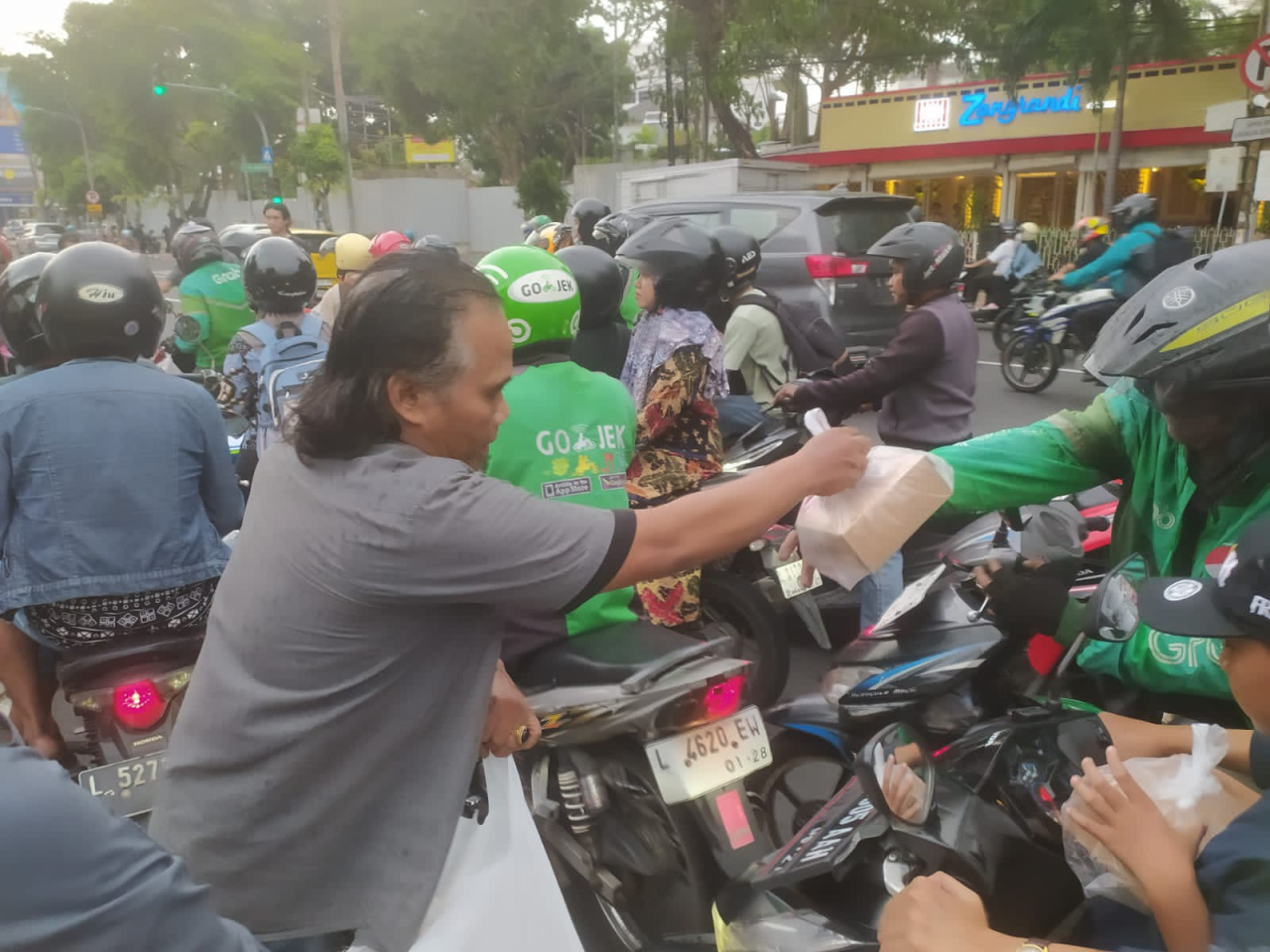 Caption : Pokja Jurnalis Dewan Kota Surabaya saat turun ke jalan membagikan takjil