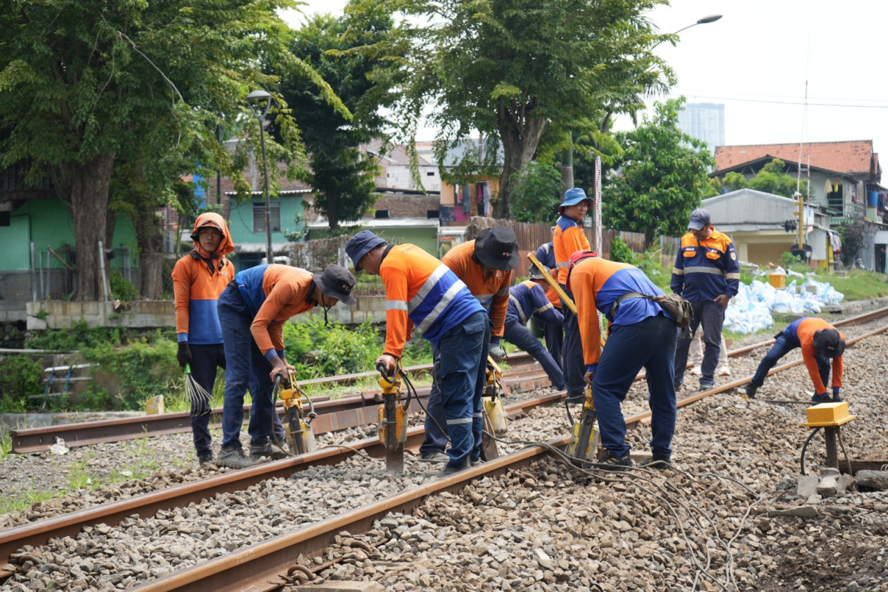 KAI Daop 8 Surabaya Perketat Perawatan Rel Demi Keselamatan Angkutan Lebaran 2025