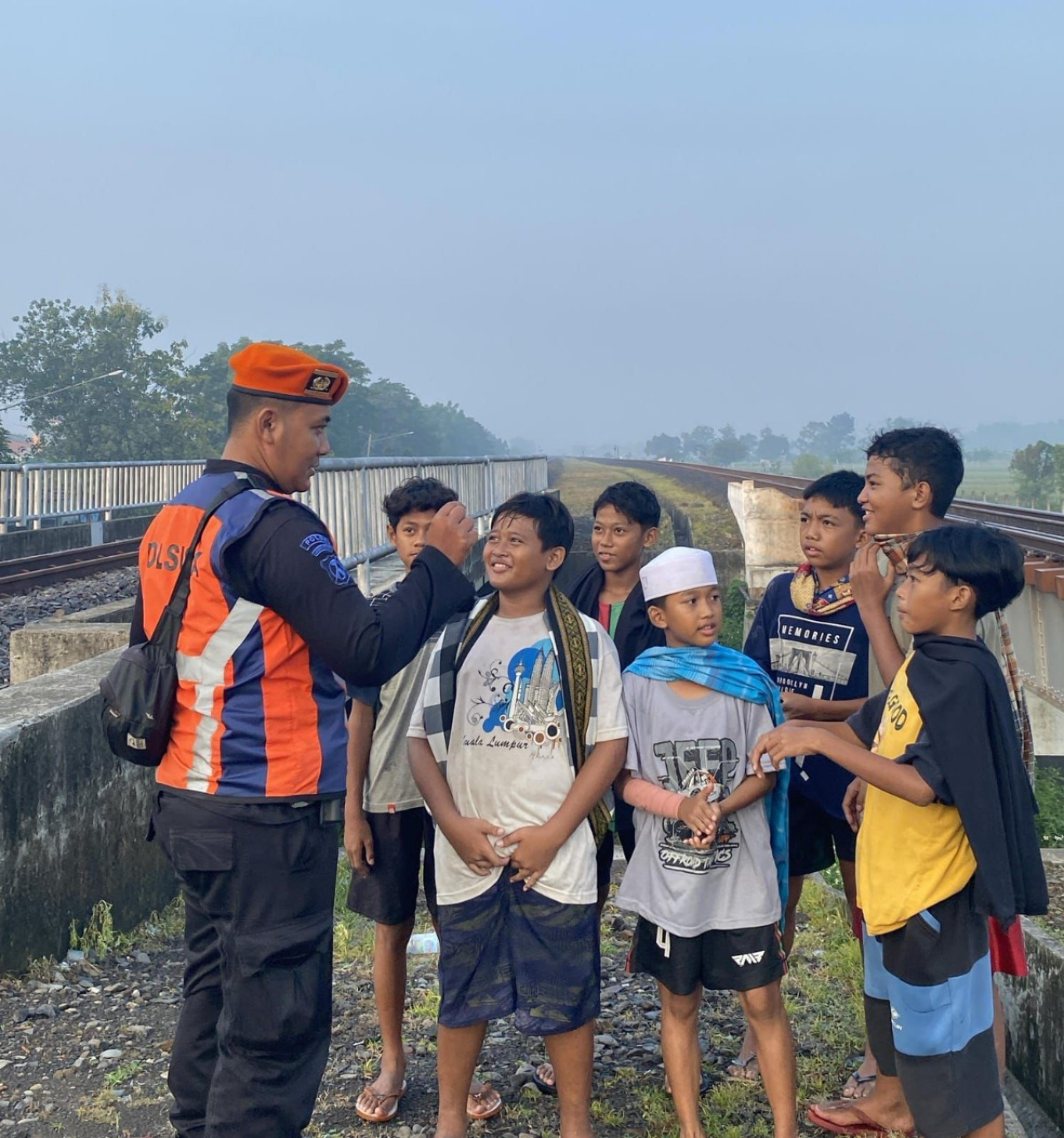 KAI Peringatkan Masyarakat, Jalur Kereta Api Bukan Tempat Bermain