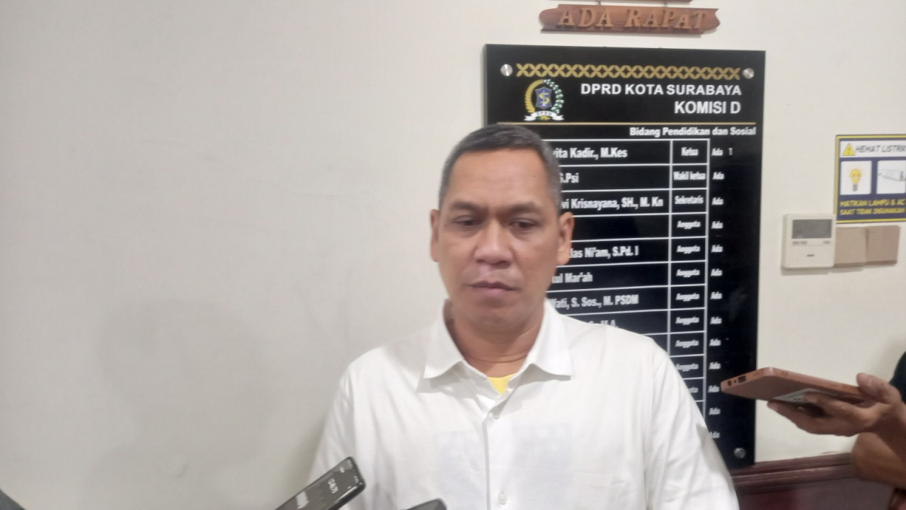 Ketua Komisi D, dr. Akmarawita Kadir