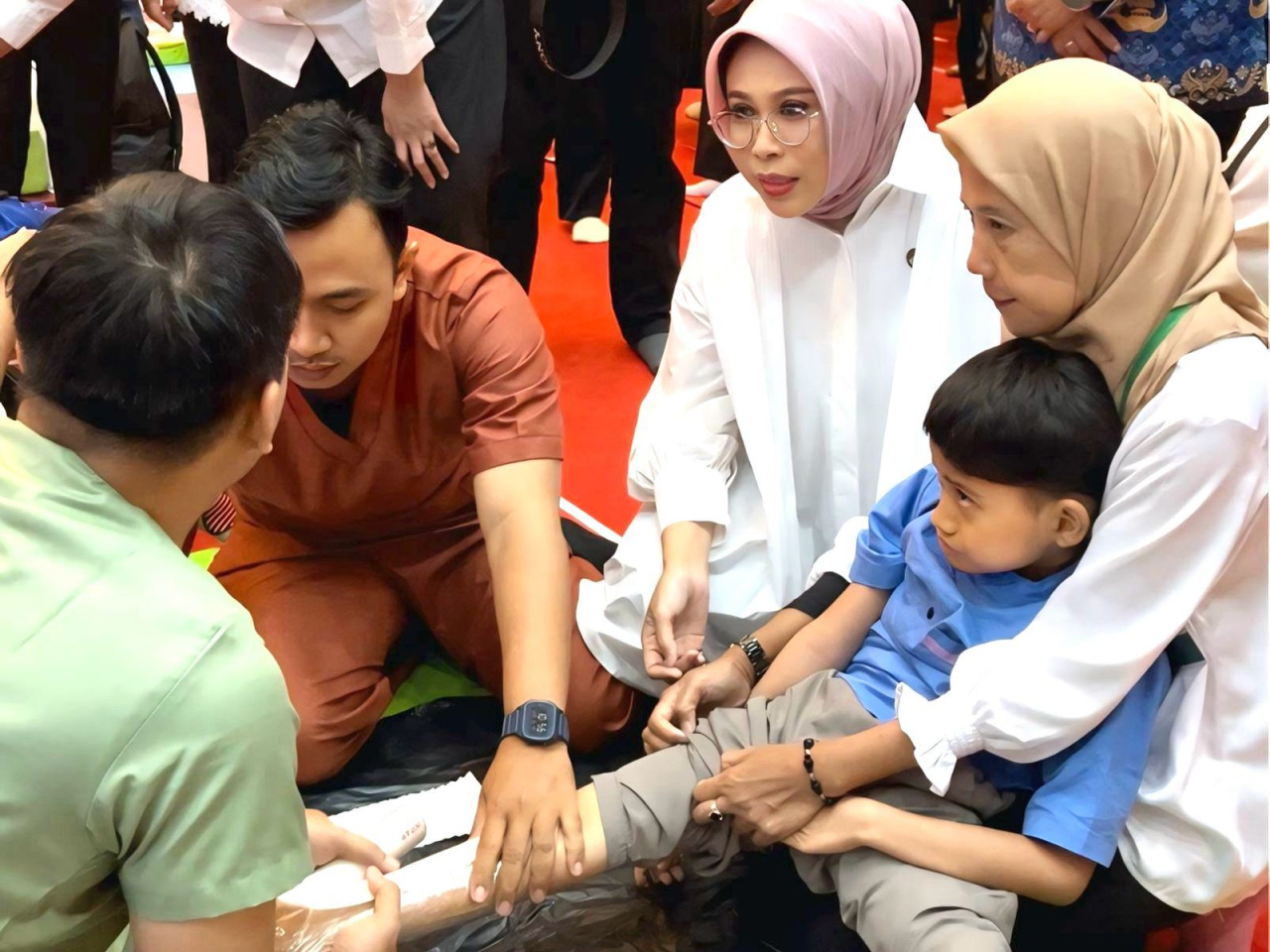 Fatma Gus Ipul Sapa dan Beri Bantuan Anak-Anak Penyandang Penyakit Langka