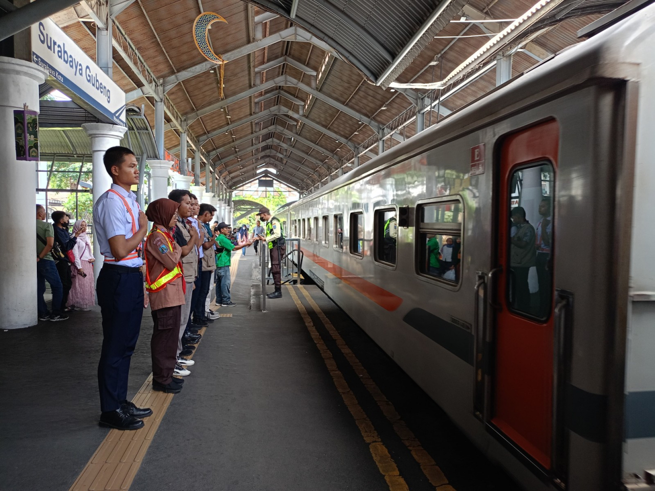 Ratusan Relawan Komunitas Railfans dan Pramuka Terlibat, Angkutan Lebaran 2025 Makin Lancar