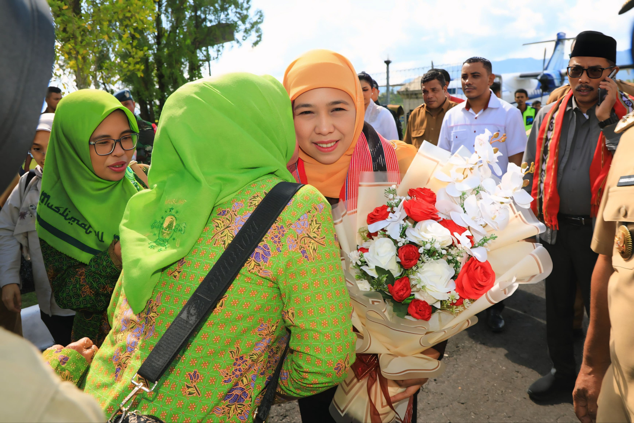Gubernur Jawa Timur Khofifah Indar Parawansa tiba di Ambon  Provinsi Maluku pada Selasa (22/4) pagI. (Dok. Humas Pemprov Jatim)