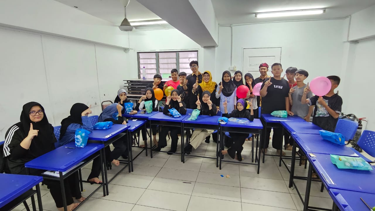 tim Dosen S1 Sastra Indonesia Fakultas Bahasa dan Seni (FBS) Universitas Negeri Surabaya (Unesa) di Sekolah Indonesia Kuala Lumpur (SIKL), tepatnya di Sanggar Belajar Klang, Selangor, Malaysia. (Foto : Istimewa)