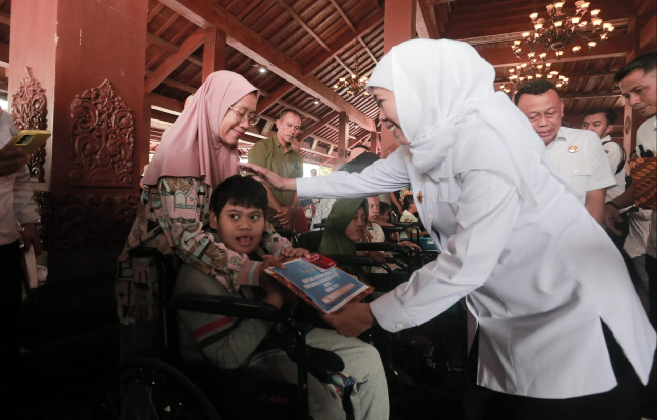 Gubernur Khofifah Salurkan Bantuan Bagi Masyarakat Kabupaten Ponorogo