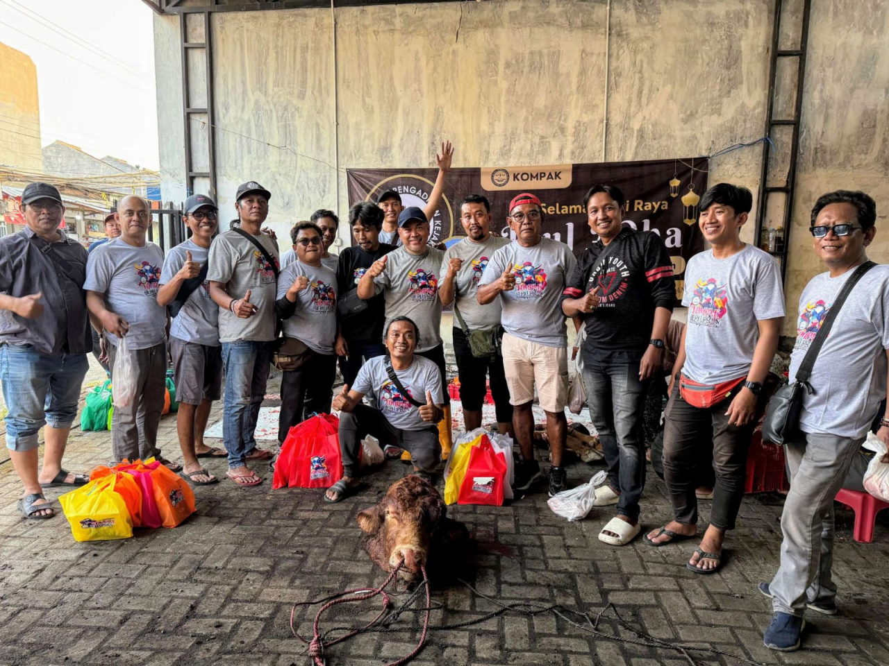 Jurnalis KOMPAK Kurban Dua Sapi dan Tiga Kambing di Surabaya Idul Adha 2025