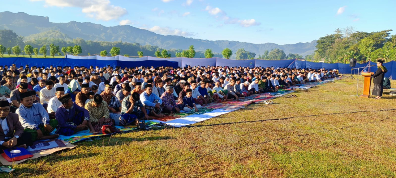 Ribuan Umat Islam Desa Bancar Ikuti Sholat Id Serta Sembelih 21 Sapi dan 96 Kambing