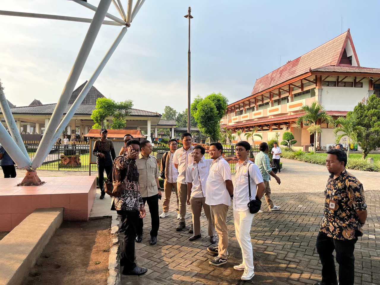 Kader Muda TIDAR Mojokerto berdiskusi hangat dengan Menteri Kebudayaan RI Fadli Zon di pelataran museum Majapahit