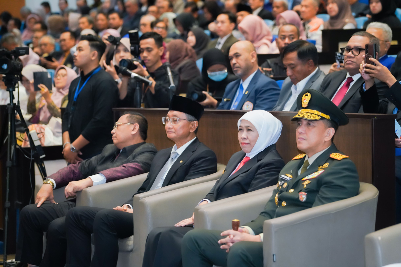 Gubernur Jawa Timur Khofifah Indar Parawansa menghadiri dalam Upacara Pelantikan yang digelar di Aula Garuda Mukti lt. 5 Kantor Manajemen Universitas Airlangga Kampus MERR C Surabaya. (Foto : Humas Pemprov Jatim)