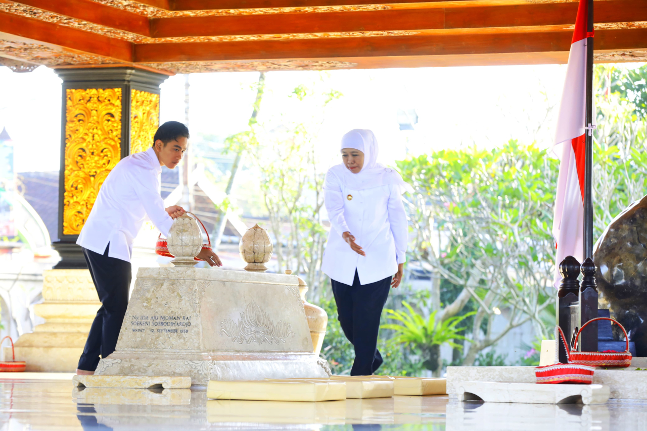 Wakil Presiden RI Gibran Rakabuming Raka ditemani Gubernur Jawa Timur Khofifah Indar Parawansa ziarah makan bung Karno di Blitar. (Foto : Humas Pemprov Jatim)