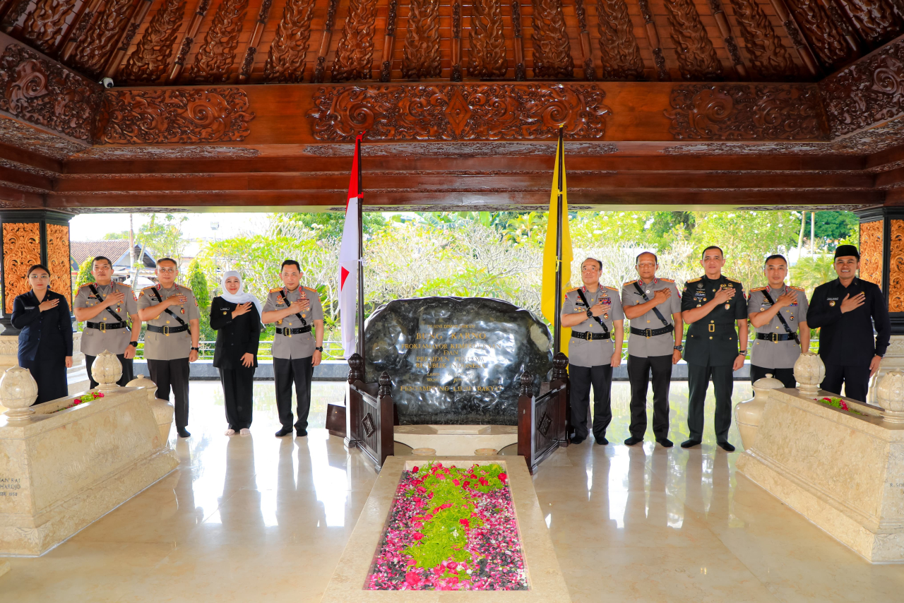 Kapolri Listyo Sigit Prabowo Didampingi Gubernur Khofifah Ziarah ke Makam Bung Karno
