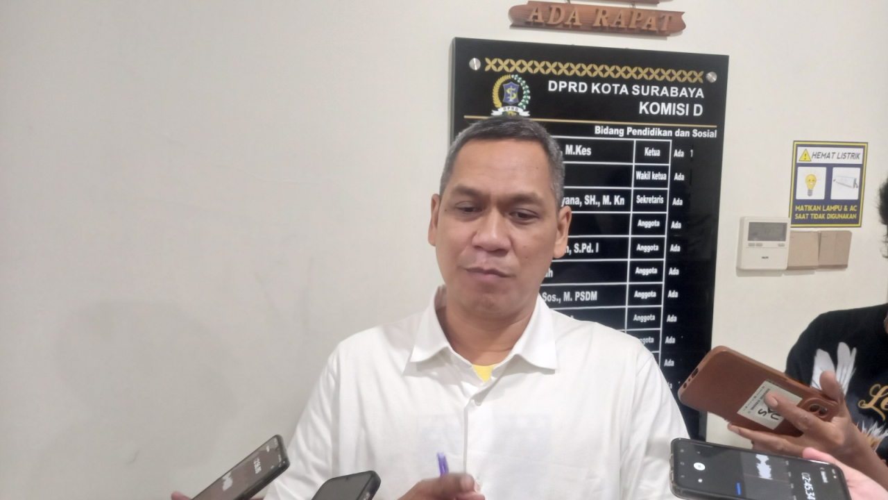 Ketua Komisi D, dr. Akmarawita Kadir