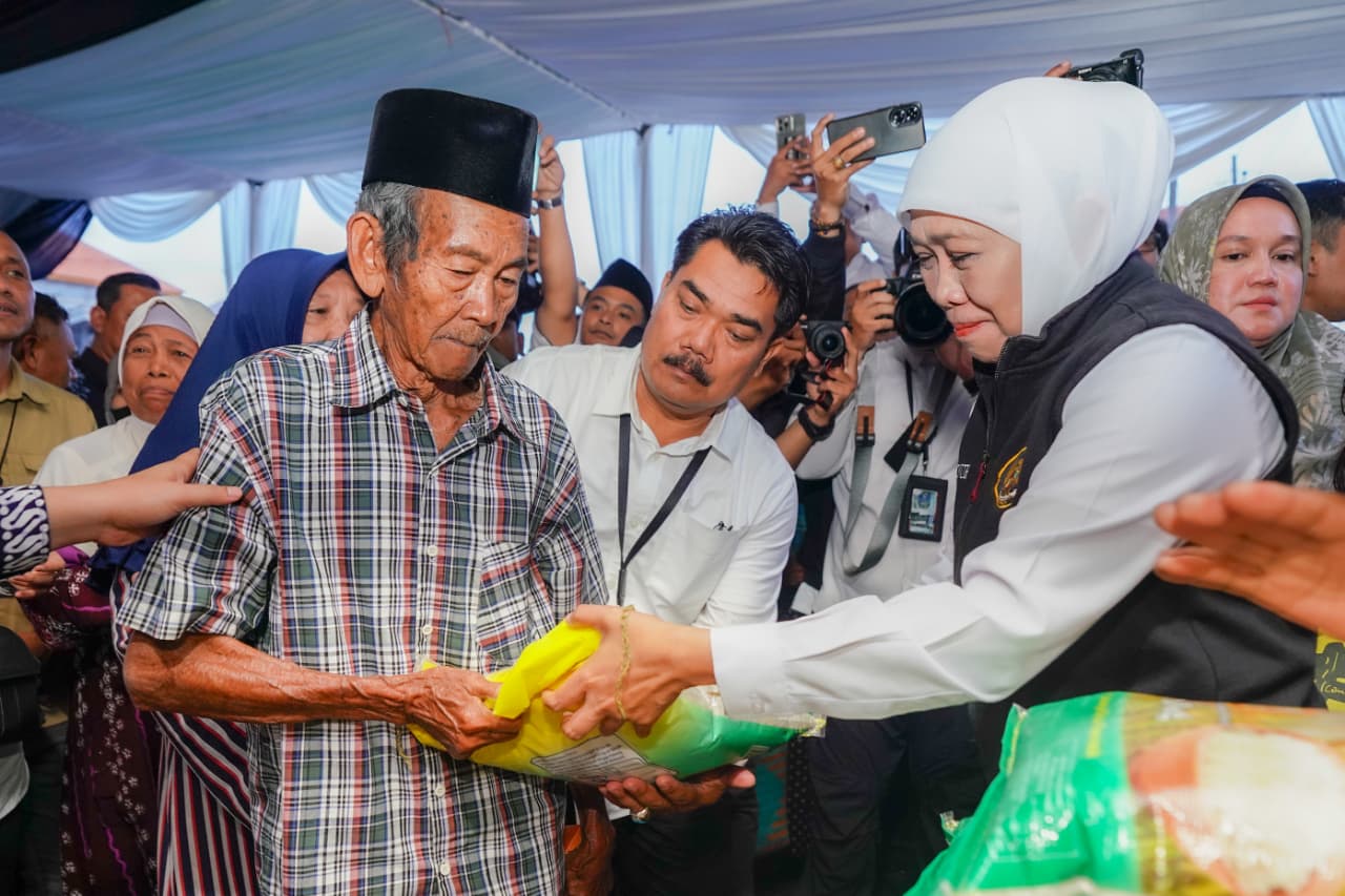 Gubernur Jawa Timur Khofifah Indar Parawansa menggelar pasar murah di Bundaran Pacet, Kecamatan Pacet, Kabupaten Mojokerto. (Foto : Humas Pemprov)