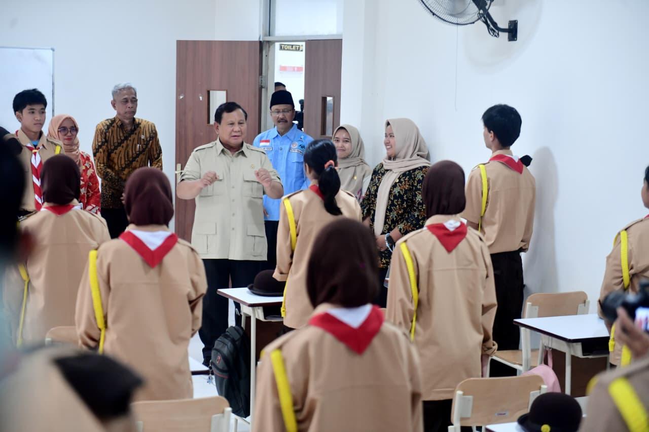 Presiden Prabowo Subianto meninjau Sekolah Rakyat Menengah Atas (SRMA) Margaguna di Jakarta Selatan. (Foto : Setneg RI)