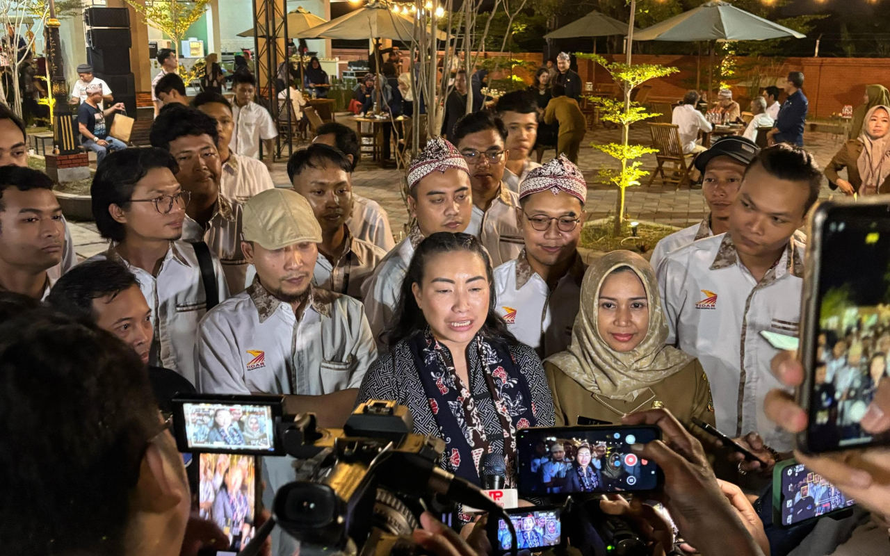 Ketua Umum PP Tidar dan Anggota DPR RI, Rahayu Saraswati konferensi pers saat mengunjungi Mojokerto. (Foto : Istimewa)