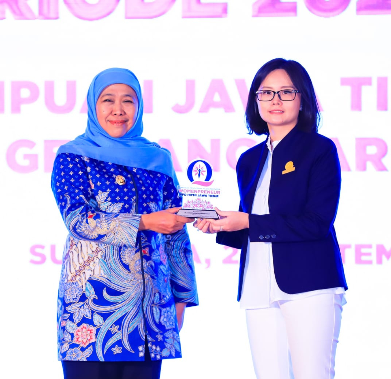 Gubernur Jawa Timur Khofifah Indar Parawansa (kanan) bersama Ketua Umum Banom Womenpreneur BPD HIPMI Jatim, Margaret Srijaya (kiri). (Foto: Humas Pemprov)