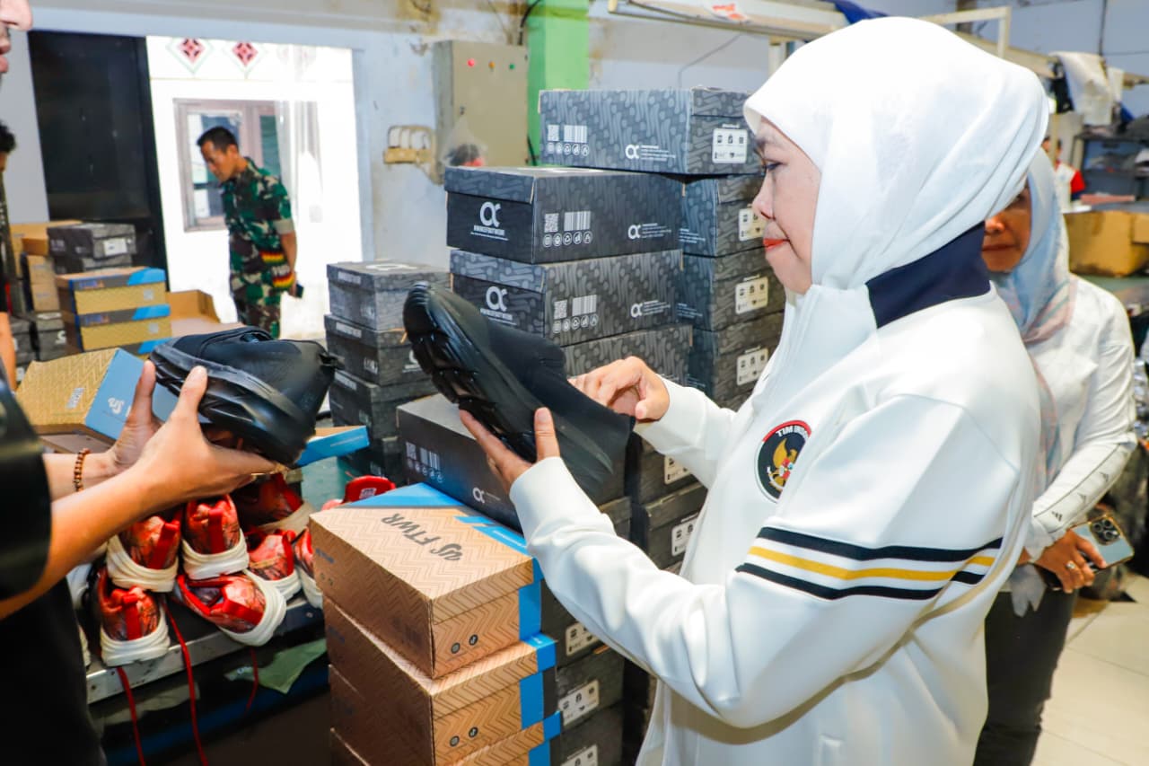 Gubernur Khofifah Puji Kualitas Sepatu Olahraga Produksi UMKM Mojokerto