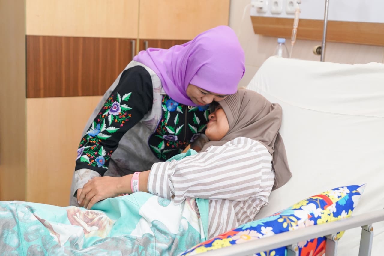 Gubernur Jawa Timur Khofifah Indar Parawansa membesuk langsung korban yang tengah mendapatkan perawatan baik luka berat maupun luka ringan di Rumah Sakit Bina Sehat Jember. (Foto : Humas Pemprov)