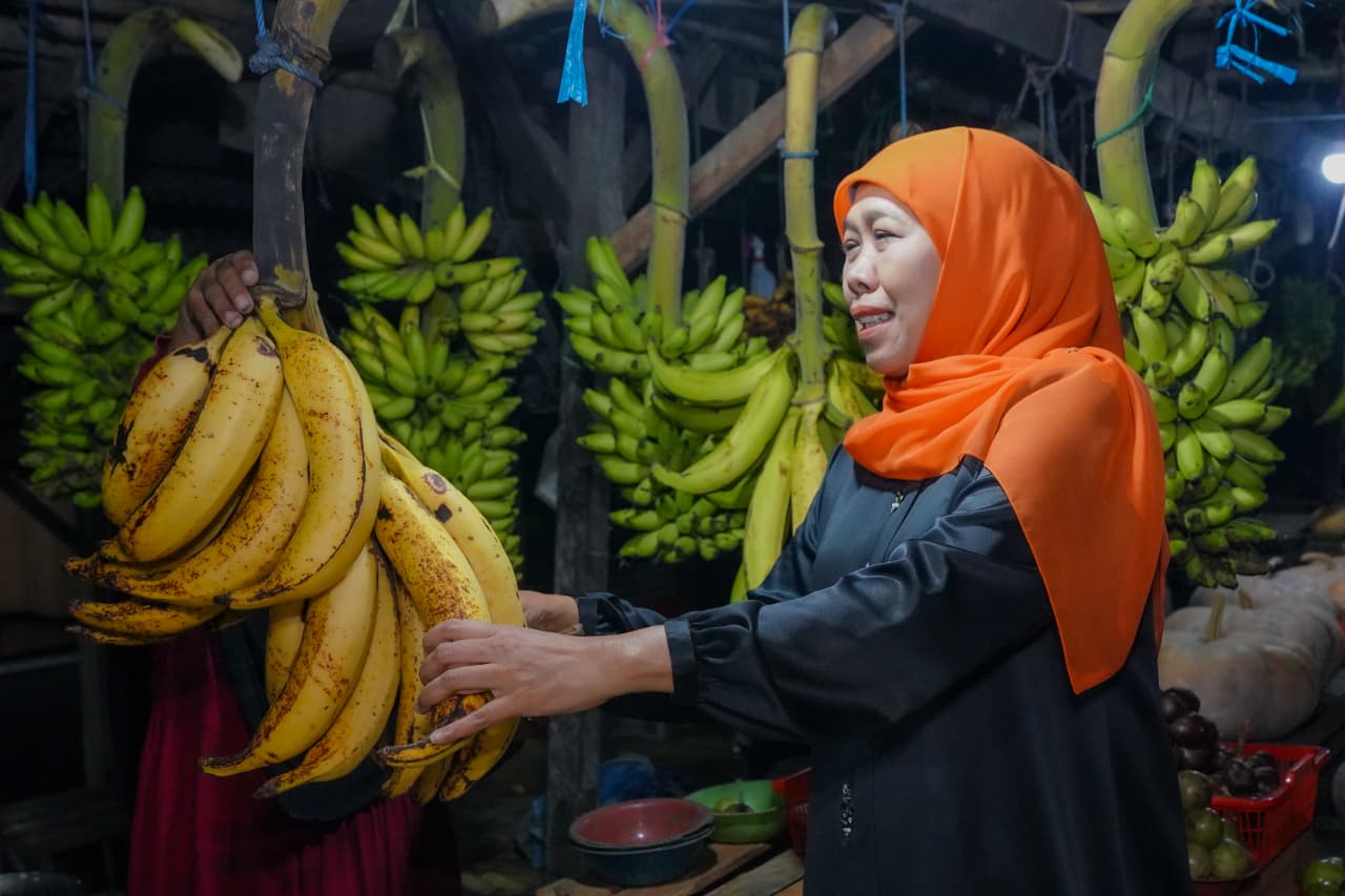 Pedagang Pasar Ranuyoso Lumajang Antusias Sambut Kehadiran Gubernur Khofifah