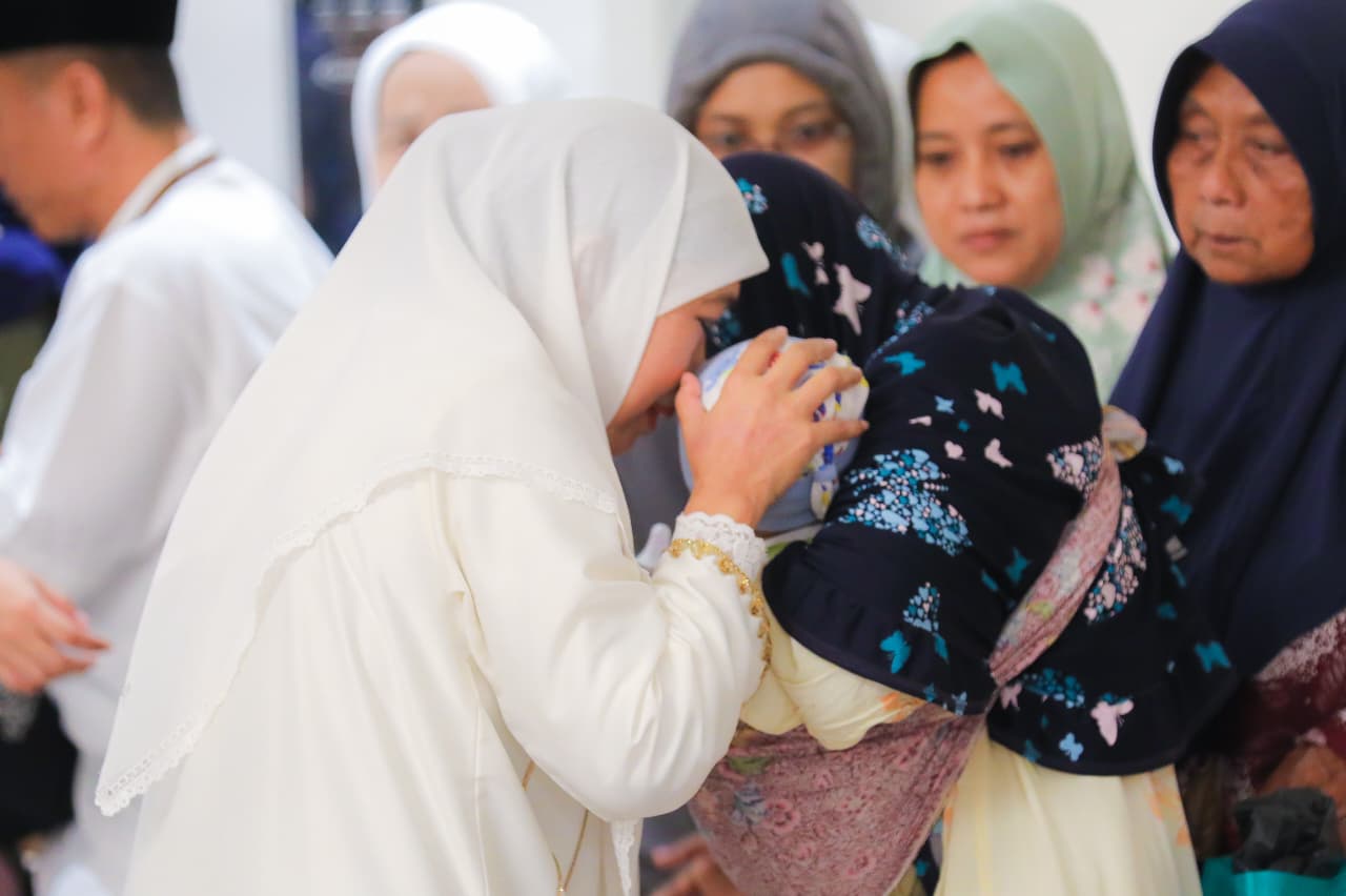 Gubernur Jawa Timur Khofifah Indar Parawansa menyerahkan santunan bagi 7 keluarga korban rumah terbakar di Kediaman Pribadinya. (Foto : Humas Pemprov)