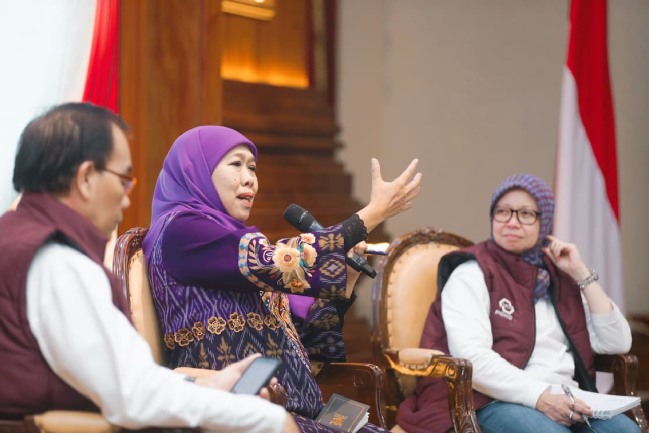 Gubernur Khofifah saat menerima peserta Institutional Visit Program Pembekalan Calon Kepala OJK Angkatan 2 Tahun 2025 di Gedung Negara Grahadi, Surabaya. (Foto: Humas Pemprov)
