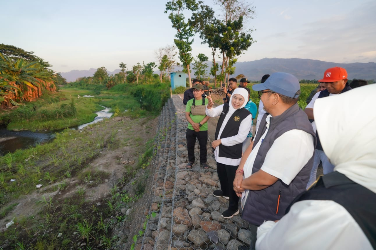 Gubernur Khofifah Indar Parawansa meninjau pemasangan bronjong di Sungai Selowogo, Desa Mlandingan Kulon, Kecamatan Mlandingan, Kabupaten Situbondo. (Foto: Humas Pemprov)