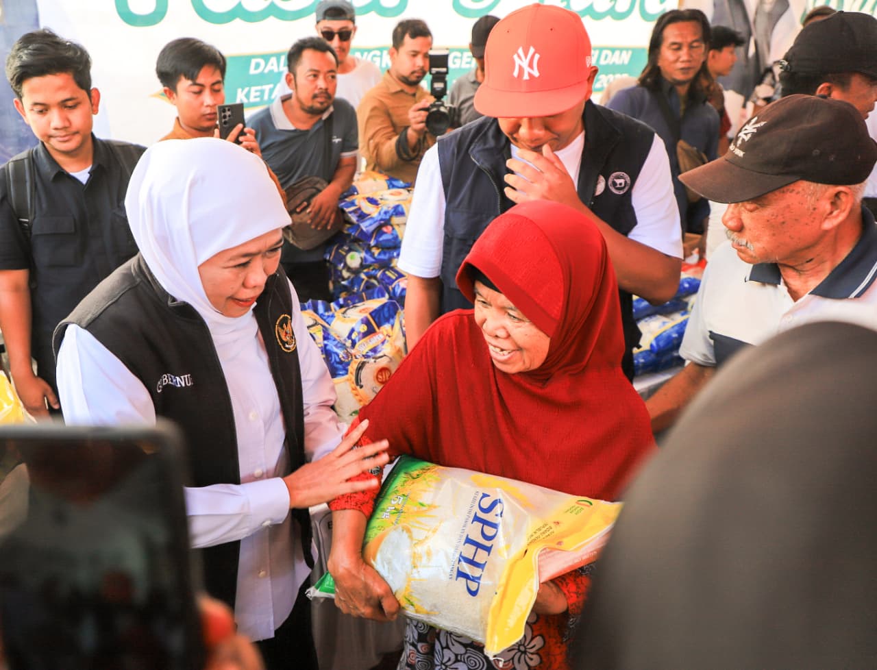Gubernur Jawa Timur Khofifah Indar Parawansa gelar pasar murah titik ke-115 di Balai Desa Trigonco, Kecamatan Asembagus, Kabupaten Situbondo. (Foto: Humas Pemprov)