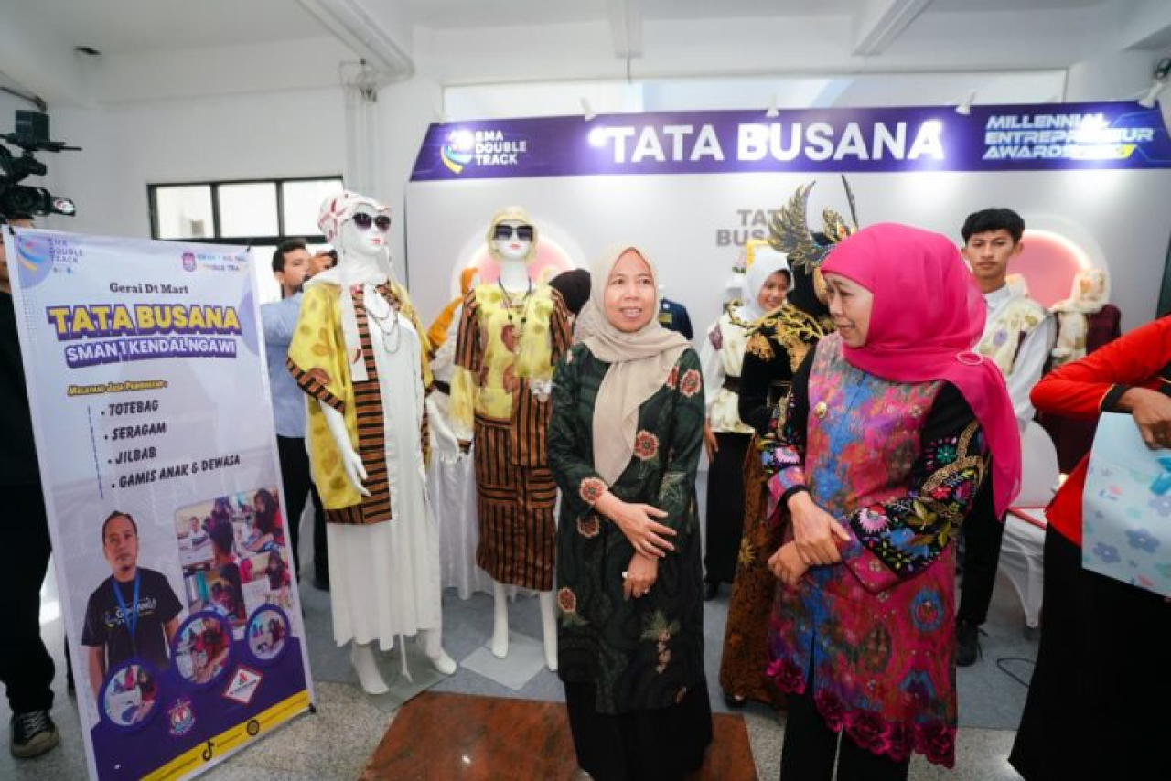 Gubernur Khofifah dalam kegiatan Millennial Entrepreneur Awards (MEA) 2025, yang digelar di Institut Teknologi Sepuluh Nopember (ITS) Surabaya. (Foto: Adpim for kabarhit)