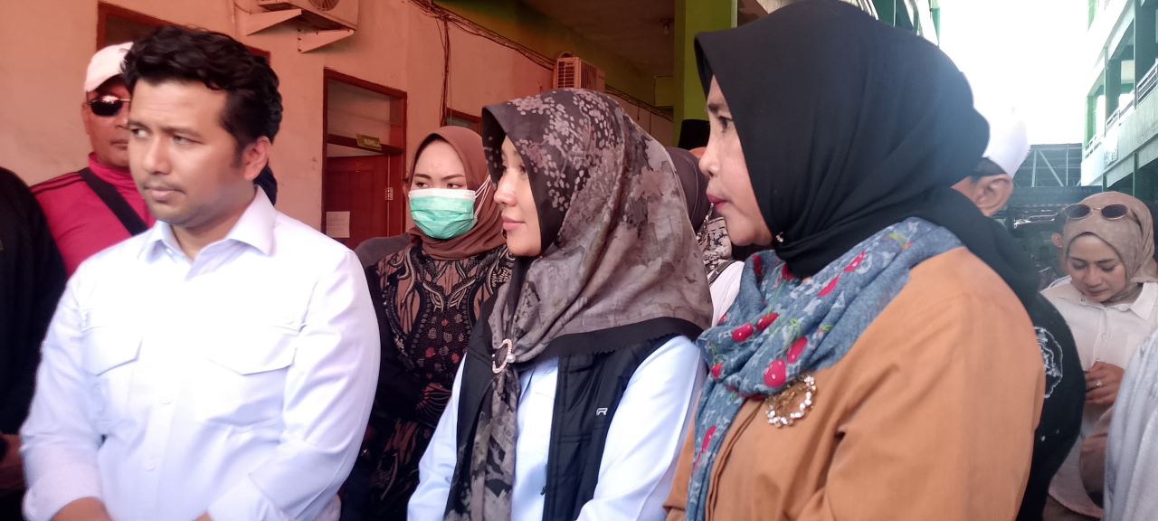 Wakil Gubernur Jawa Timur Emil Elestianto Dardak (Kiri) didampingi Wakil Ketua DPRD Jawa Timur Sri Wahyuni (tengah) dan Wakil Bupati Sidoarjo Mimik Idayana (kanan) di Posko Darurat Ponpes Al Khoziny Sidoarjo.