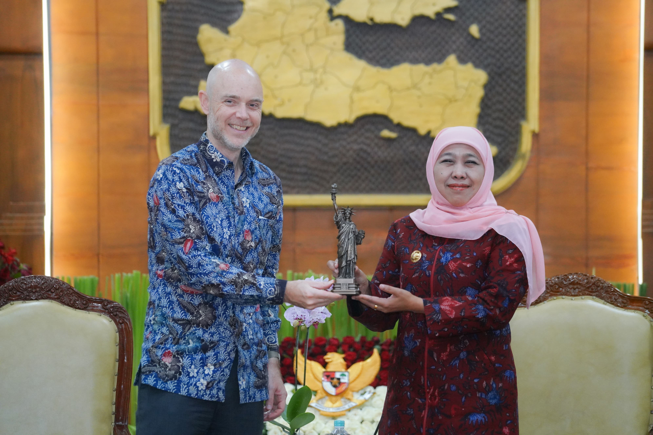 Gubernur Jawa Timur Khofifah Indar Parawansa menerima audiensi Konsulat Jenderal (Konjen) Amerika Serikat di Surabaya, Christopher R. Green, di Gedung Negara Grahadi. (Foto: Humas Pemprov)